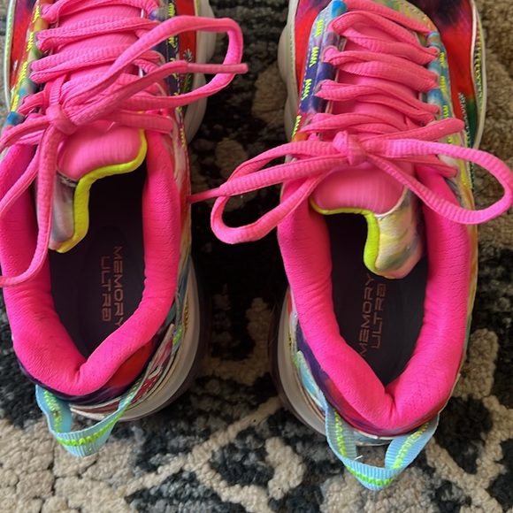 Size 6 Tye Dye Fila Shoes - Picture 6 of 10